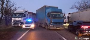 На трассе Николаев - Одесса произошло масштабное ДТП с участием четырех грузовиков