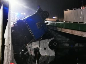 В Польше пьяный «в хлам» украинский водитель на фуре повредил новый мост, после чего упал в реку