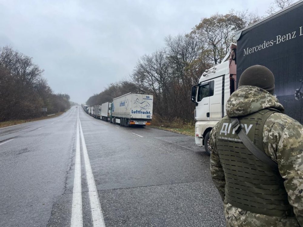 РФ збутком важко затримала пропуск вантажівок з України