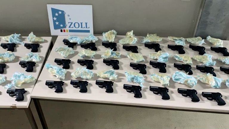 Немецкая таможня нашла более 30 пистолетов в грузовике из Юго-Восточной Европы