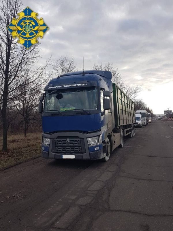 В Донецкой области «Укртрансбезопасность» задержала колонну грузовиков, пытавшихся избежать габаритно-весового контроля