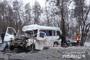 У Чернігівській області сталося масштабне ДТП за участю намиста та вантажівки: є загиблі та травмовані