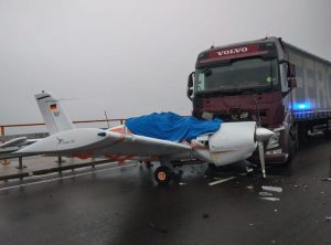 В Германии фура столкнулась с самолетом