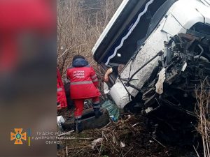 У Дніпропетровській області через колесо, що лопнуло, в кюветі опинилися дві вантажівки