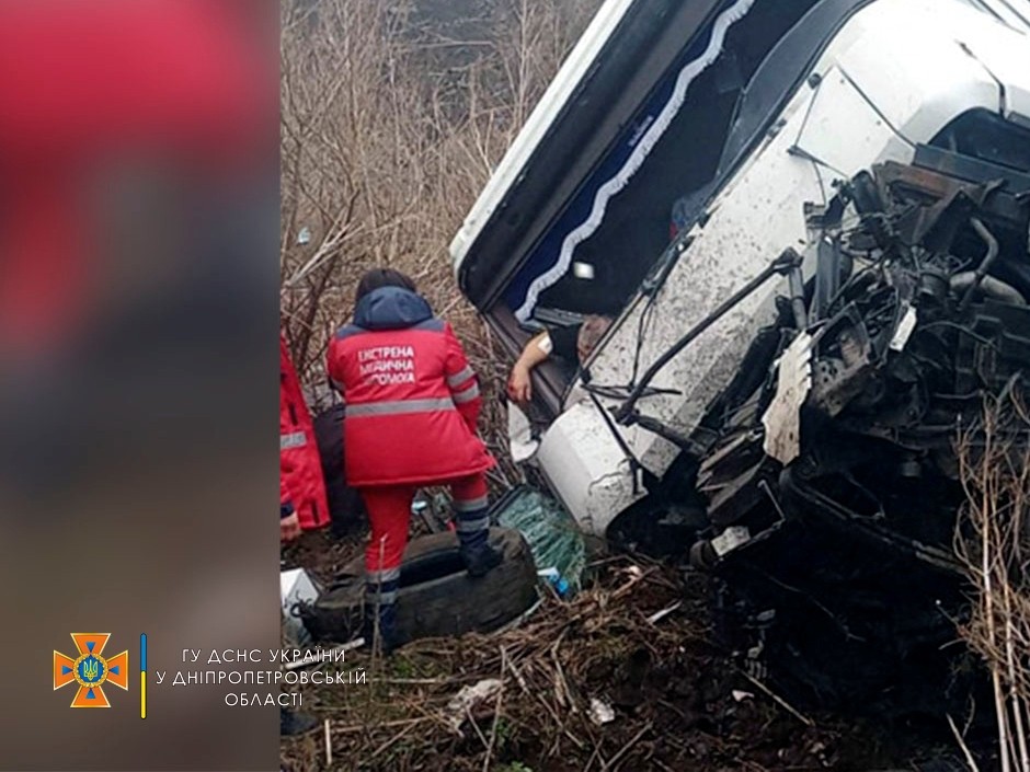 У Дніпропетровській області через розірване колесо в кюветі опинилися два вантажівки.