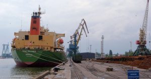 Порти України продовжують працювати без виходу до моря