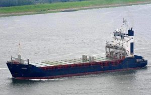У порту Моріуполя тоне обстріляне іноземне судно