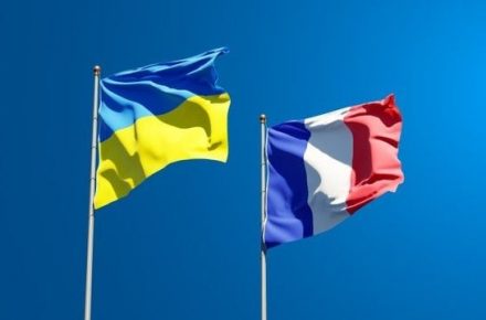 Франция разрешила украинским перевозчикам доставлять гуманитарку без дозволов!