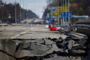 За три месяца войны в Украине разрушили более 23,8 тыс. км дорог и 6,3 тыс. железнодорожных путей