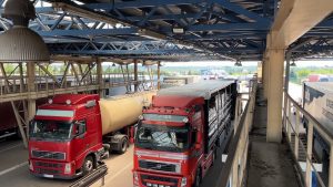 За три доби потік вантажівок у ПП «Краковець» на виїзд зріс на 40%