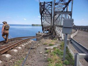 В Черкассах обстреляли железнодорожно-автомобильный мост: есть погибшие