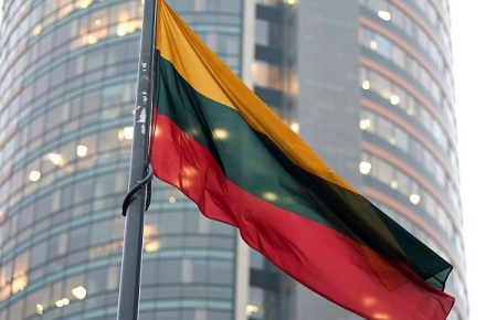 В правительстве Литвы не могут определиться, разрывать или нет связь с РФ