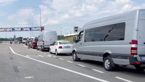 Через ПП «Краковец» временно не пропускают транспорт