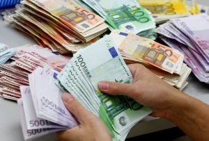 У росіян вилучають євро після повернення з Фінляндії назад додому