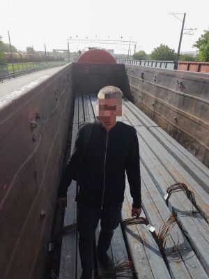 Пограничники задержали горе-путешественника, который пытался выехать из Украины в товарном вагоне