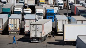 В Казахстане начали задерживать российские грузовики с товарами из Европы