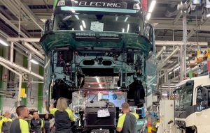 Volvo Trucks начинает серийное производство тяжелых электрических грузовиков