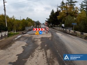 В Черновицкой области ремонтируют мост на дороге Т-26-08