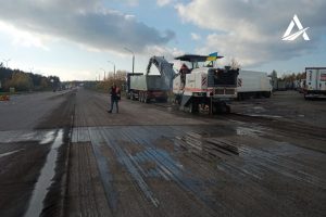 Рабочие обустраивают участок дороги, ведущий к ПП «Ягодин – Дорогуск»