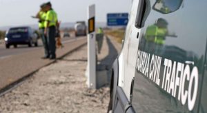 В Испании дальнобойщик заработал штраф за чесание спины вилкой