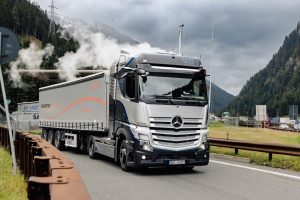 Daimler провів перші високогірні випробування вантажівки на водневих паливних елементах