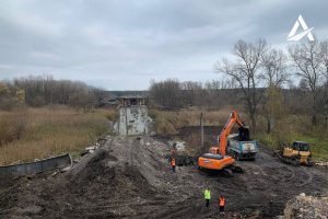 На Харківщині шляховики відновлюють проїзд зруйнованими мостами