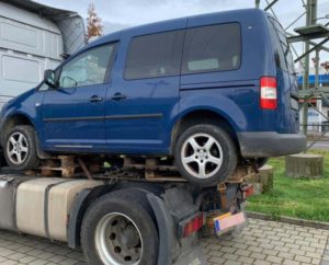 Германия: полиция задержала седельный тягач, который неправильно использовался для перевозки автомобиля