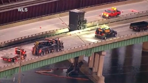 США: за незрозумілих обставин вантажівка застрягла між двома мостами