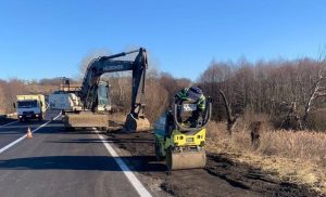 Рабочие продолжают приводить в порядок дороги Харьковщины и Херсонщины