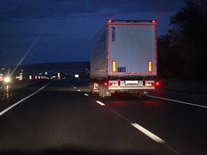 37% водіїв вантажівок працюють ночами, маючи погані наслідки для здоров'я