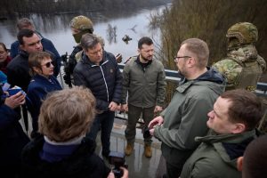 Президент Украины осмотрел новый мост, который строят через Десну