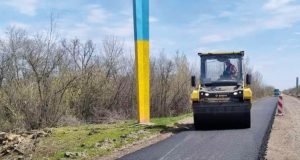 Рабочие восстанавливают дорогу из Харькова в Волчанск