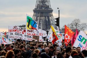 Франция: транспортникам хотят запретить бастовать в выходные и по праздникам