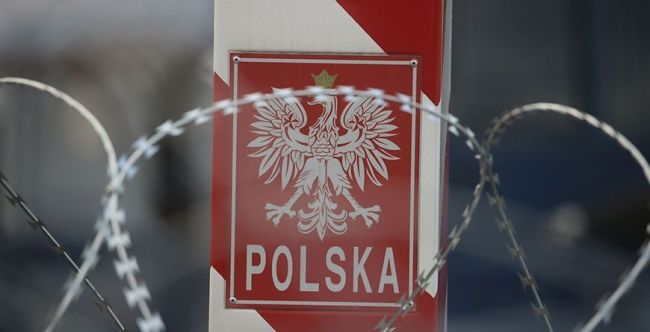 Польська влада має намір повністю призупинити рух вантажівок на кордоні з РБ