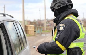 Юристи: поліція не має права вимагати посвідчення водія на блокпостах