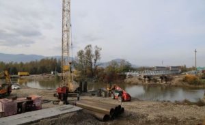 Рабочие монтируют 45-метровую конструкцию моста через реку Тересва