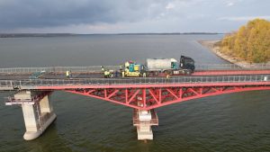 Триває відновлення мосту через річку Сула