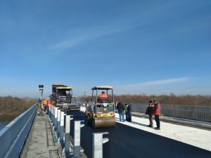 В Черниговской области асфальтируют мост через реку Десна