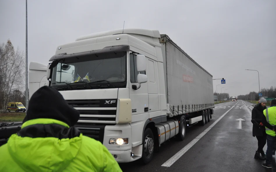 Украинские перевозчики грозят подать заявку на возмещение убытков из-за блокады границы