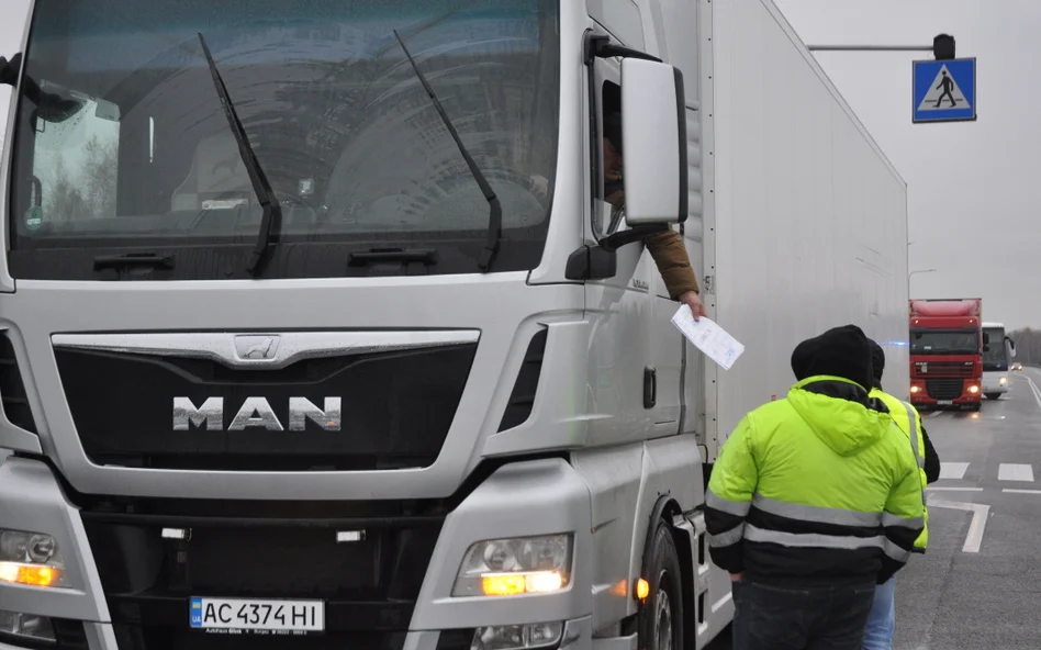 Польща: інспектори перевірятимуть вантажівки на кордоні з Україною