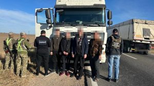 Військовозобов'язані намагалися незаконно виїхати з України, сховавшись у кабіні вантажівки