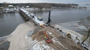 Завершается ремонт моста возле Кременчуга
