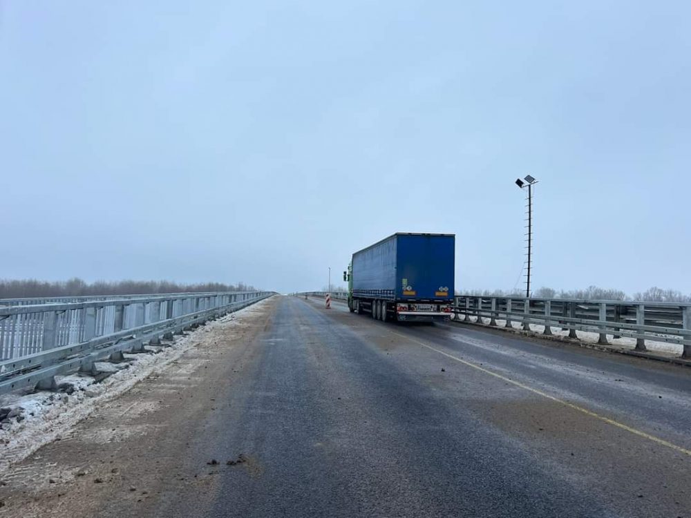 Для транспорта открыли правый проезд по мосту через реку Десна