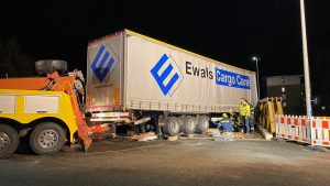 Германия: грузовик застрял на мосту и повредил его