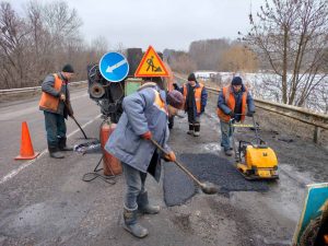 В Харьковской области ликвидируют ямы на основных дорогах