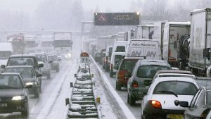Франция: утром на дорогах зафиксировано 1200 км пробок из-за снега и гололеда