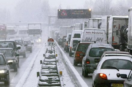Франция: утром на дорогах зафиксировано 1200 км пробок из-за снега и гололеда