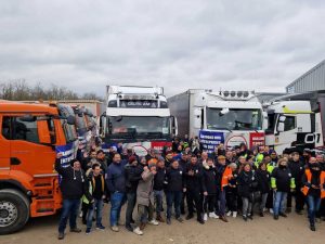Група французьких далекобійників «відловлює» іноземні вантажівки, щоб їх блокувати