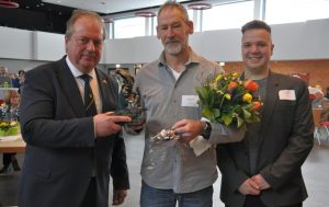 Німеччина: водій вантажівки врятував колегу та отримав нагороду за мужність