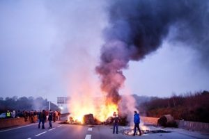 Испания: перевозчики намерены бороться с протестами фермеров их же оружием